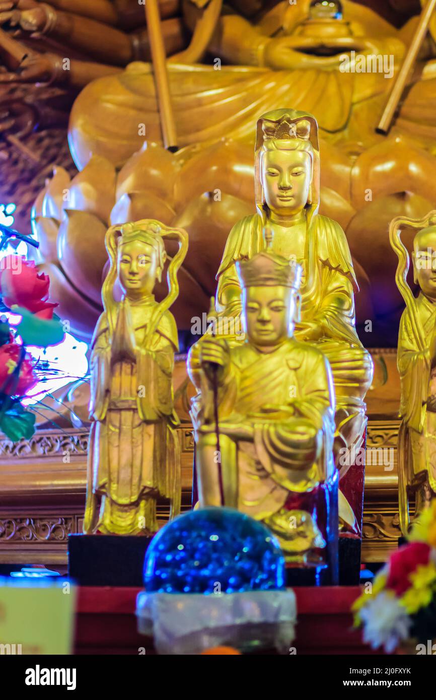 Schöne Bilder von Guanyim oder Guan Yin, chinesischer gott im chinesischen Tempel. Tausend Hände von Guan Yin, chinesisches gottesbild Stockfoto