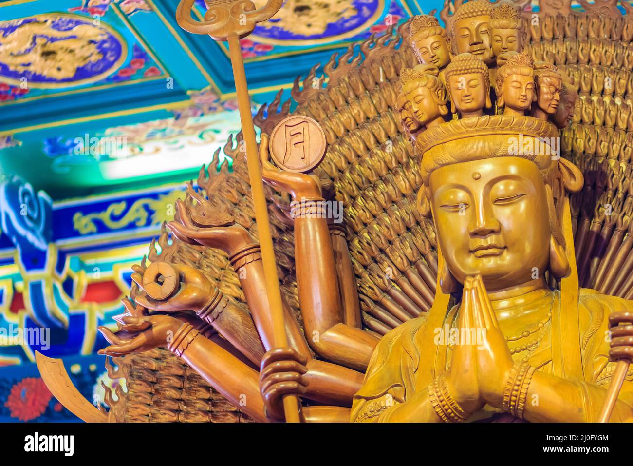 Schöne Bilder von Guanyim oder Guan Yin, chinesischer gott im chinesischen Tempel. Tausend Hände von Guan Yin, chinesisches gottesbild Stockfoto