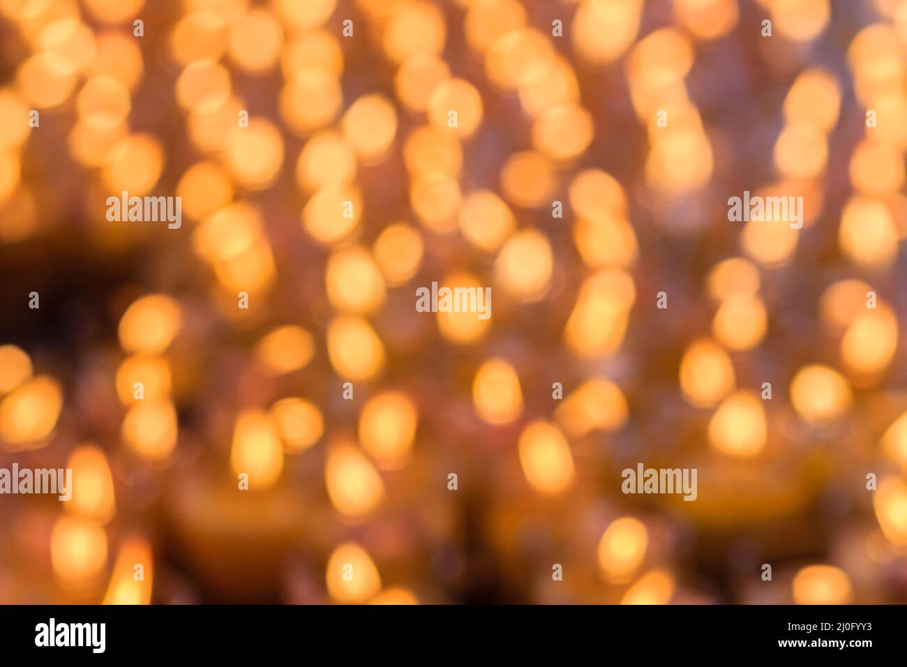 Schöne verwischte orange Bokeh Licht von vielen Kerzen, un-Fokus Stockfoto