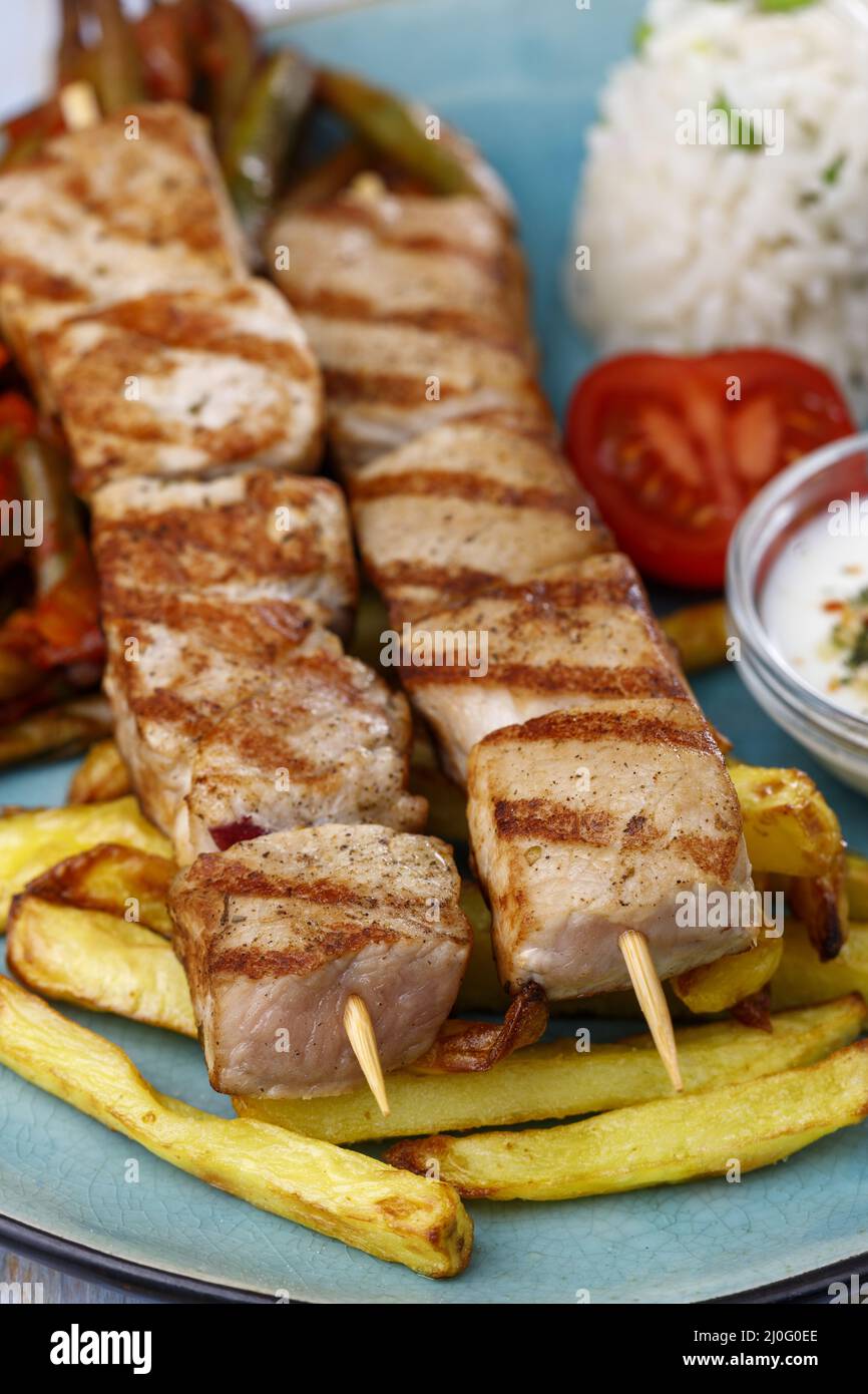 Griechische Souvlaki-Spieße mit pommes frites Stockfoto