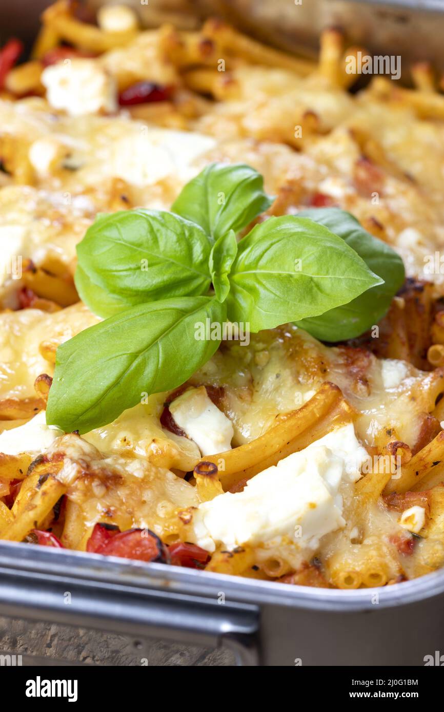 Italienische Pasta mit Käse und Basilikum Stockfoto