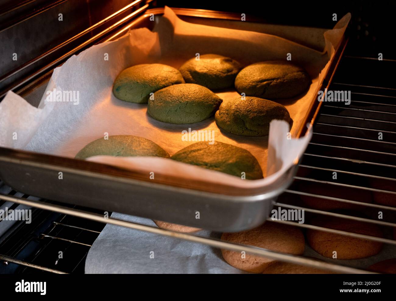 Frische süße Schokoladenkekse im Ofen gebacken Stockfoto