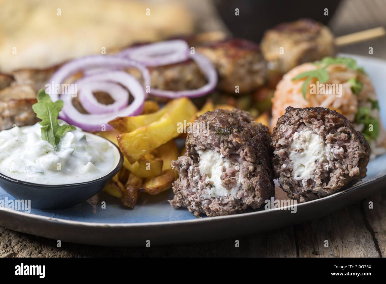 Griechischer Bifteki mit pommes frites Stockfoto