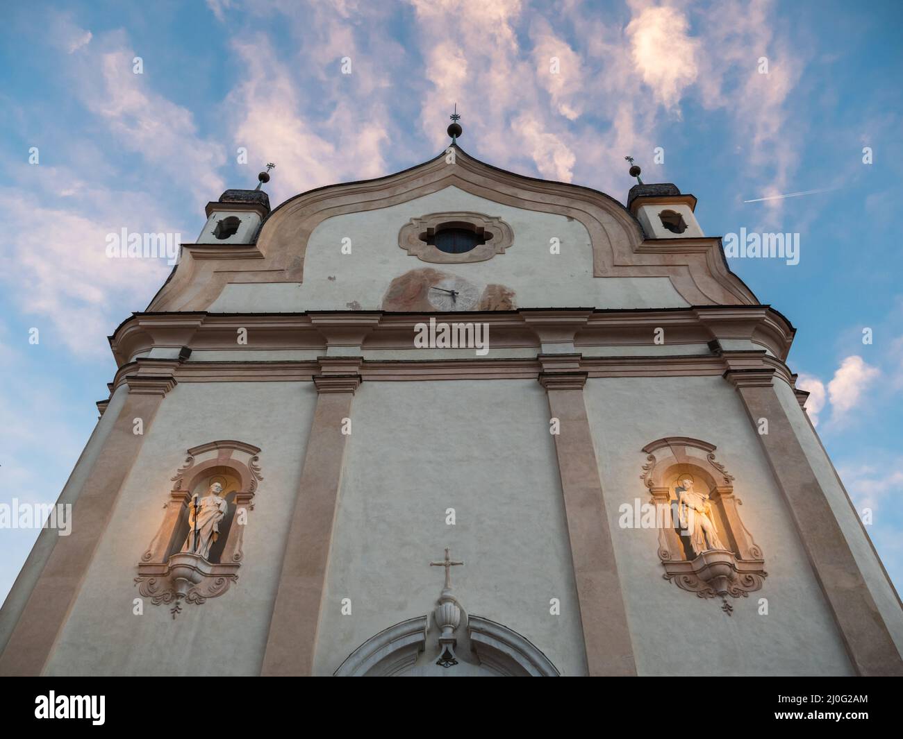 Cortina d'Ampezzo, Italien - Februar 22 2022: Basilica Minore dei Santi Filippo e Giacomo Kirche Barockfassade am Abend Stockfoto