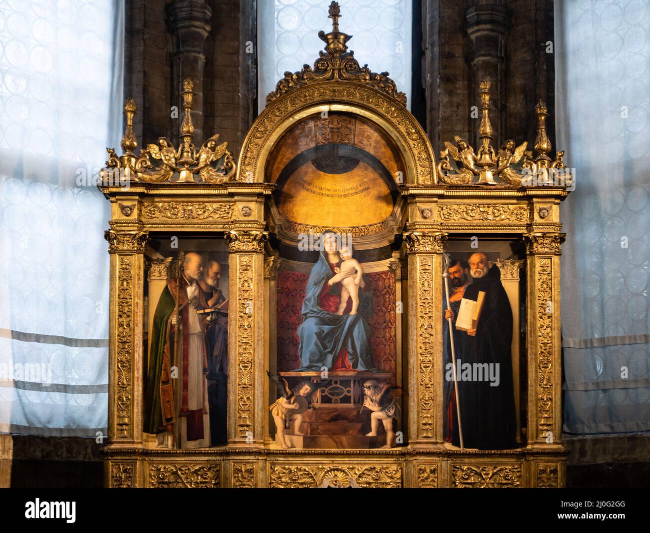Venedig, Italien - Januar 4 2022: Madonna mit Kind und Heiligen Triptychon, gemalt von Giovanni Bellini im Jahr 1488, in der Kapelle Pesaro, Santa Maria Gloriosa de Stockfoto