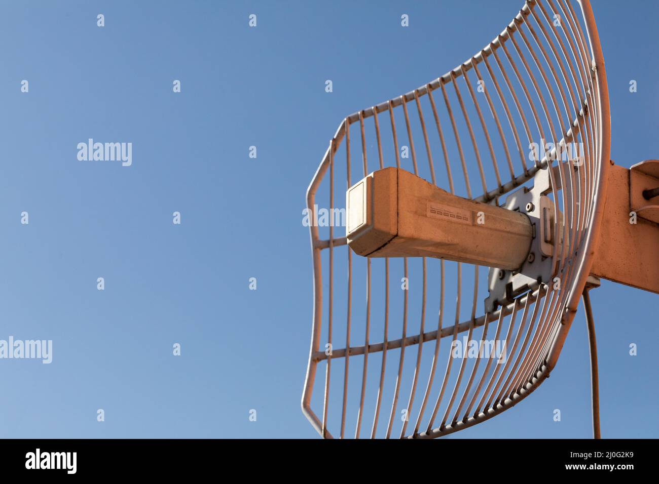 Mesh-Antenne für Mobilfunknetz und drahtloses Internet vor blauem Himmel. Empfangen und Digitalisieren mehrerer Stockfoto