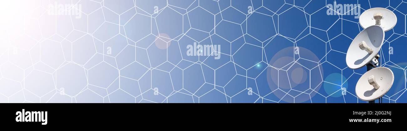 Mehrere Telekommunikationsantennen eines Mobilfunknetzes und drahtloses Internet in den Strahlen der Sonne gegen einen blauen Himmel. Recei Stockfoto