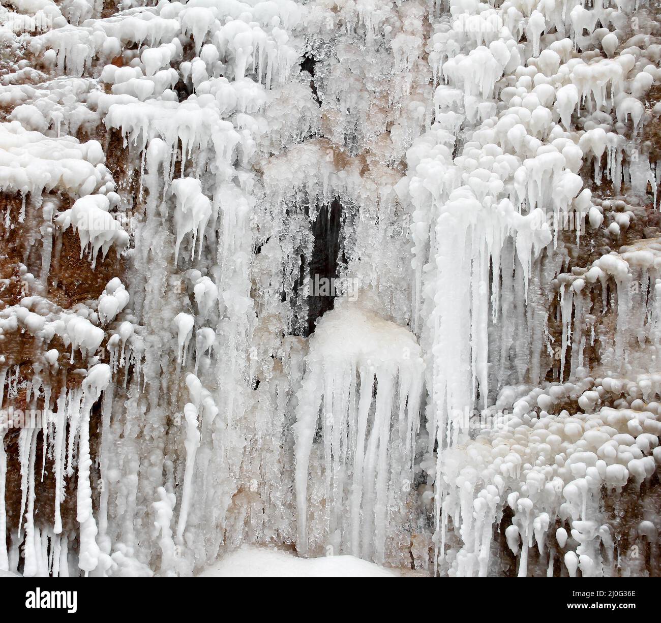Fluss gefrorenen Wasserfall mit Eiszapfen. Die winterliche Landschaft. Winter Hintergrund. Platz Foto Stockfoto