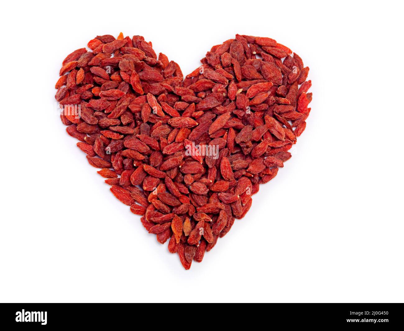 Gut für das Herz. Studioaufnahme eines Stapels von Goji-Beeren, die eine Herzform bilden. Stockfoto