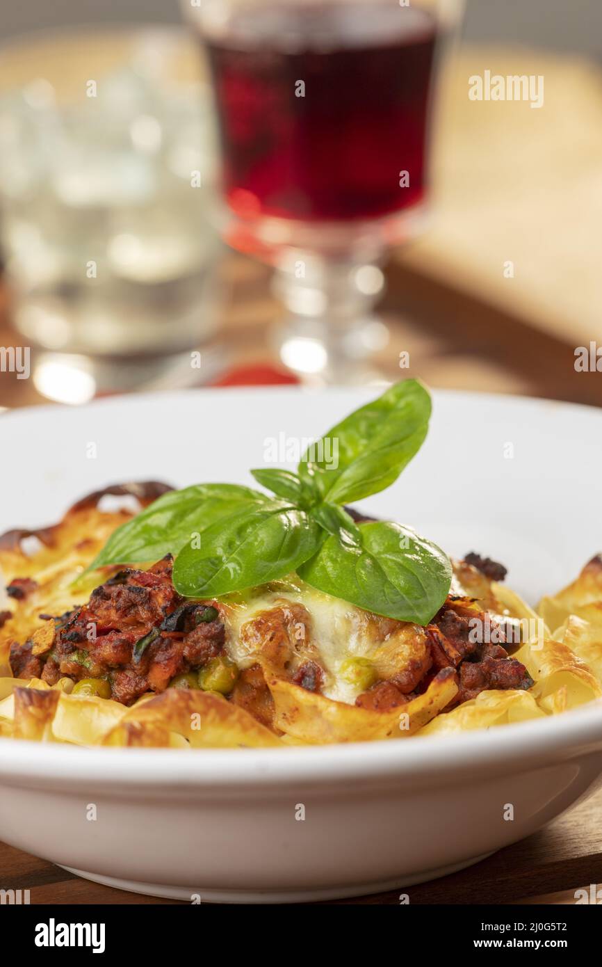 Tagliatelle au gratin mit Käse auf dem Teller Stockfoto