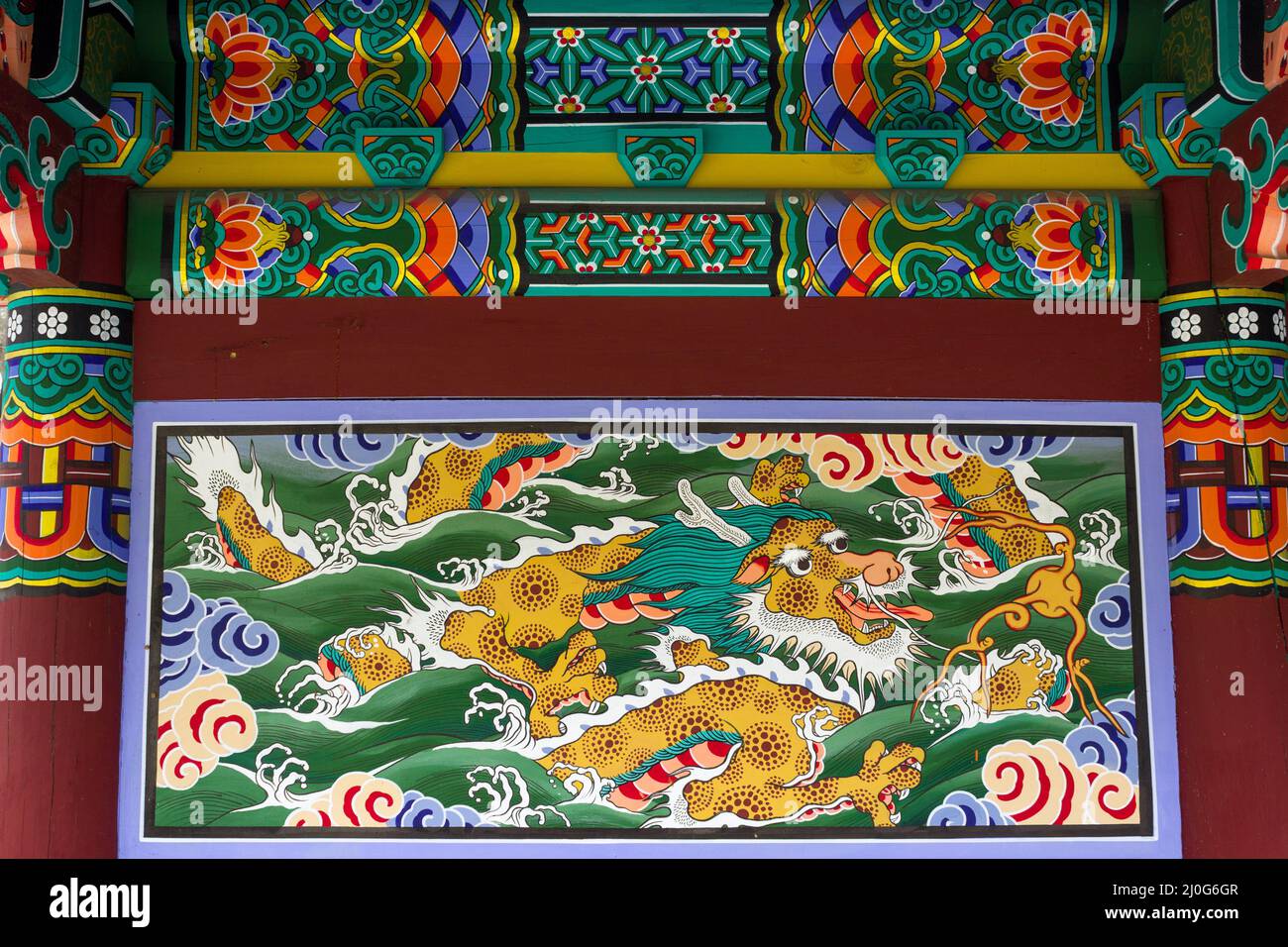 Detail der bunt bemalten Dekorationen, koreanischer Tempel Stockfoto