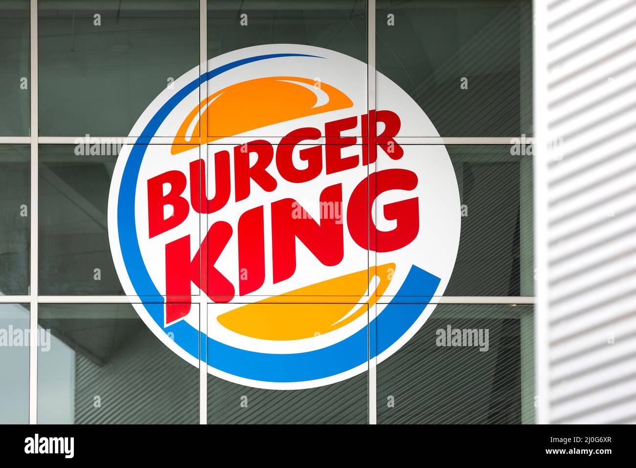 MADRID, SPANIEN - 13. FEBRUAR 2022: Modernes Logo der berühmten amerikanischen Fast-Food-Hamburger-Restaurantkette Burger King. Stockfoto