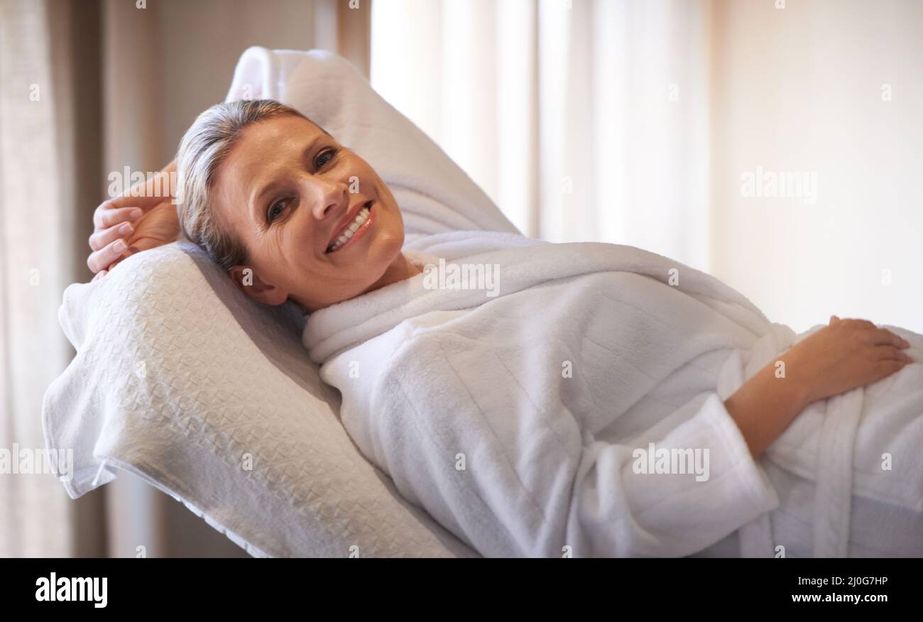 Rejuvented im Wellnesscenter. Eine kurze Aufnahme einer Frau in einem Day Spa, die sich auf einem Massagetisch entspannt. Stockfoto