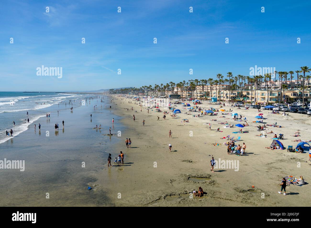 Die Leute am Strand genießen einen schönen Sommertag am Strand von Oceanside Stockfoto