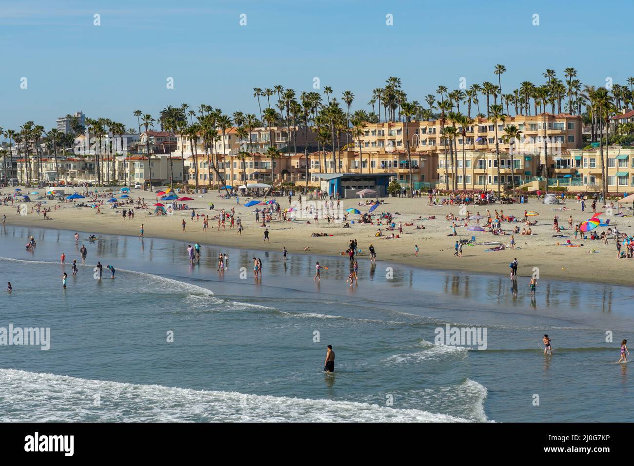 Die Leute am Strand genießen einen schönen Sommertag am Strand von Oceanside Stockfoto