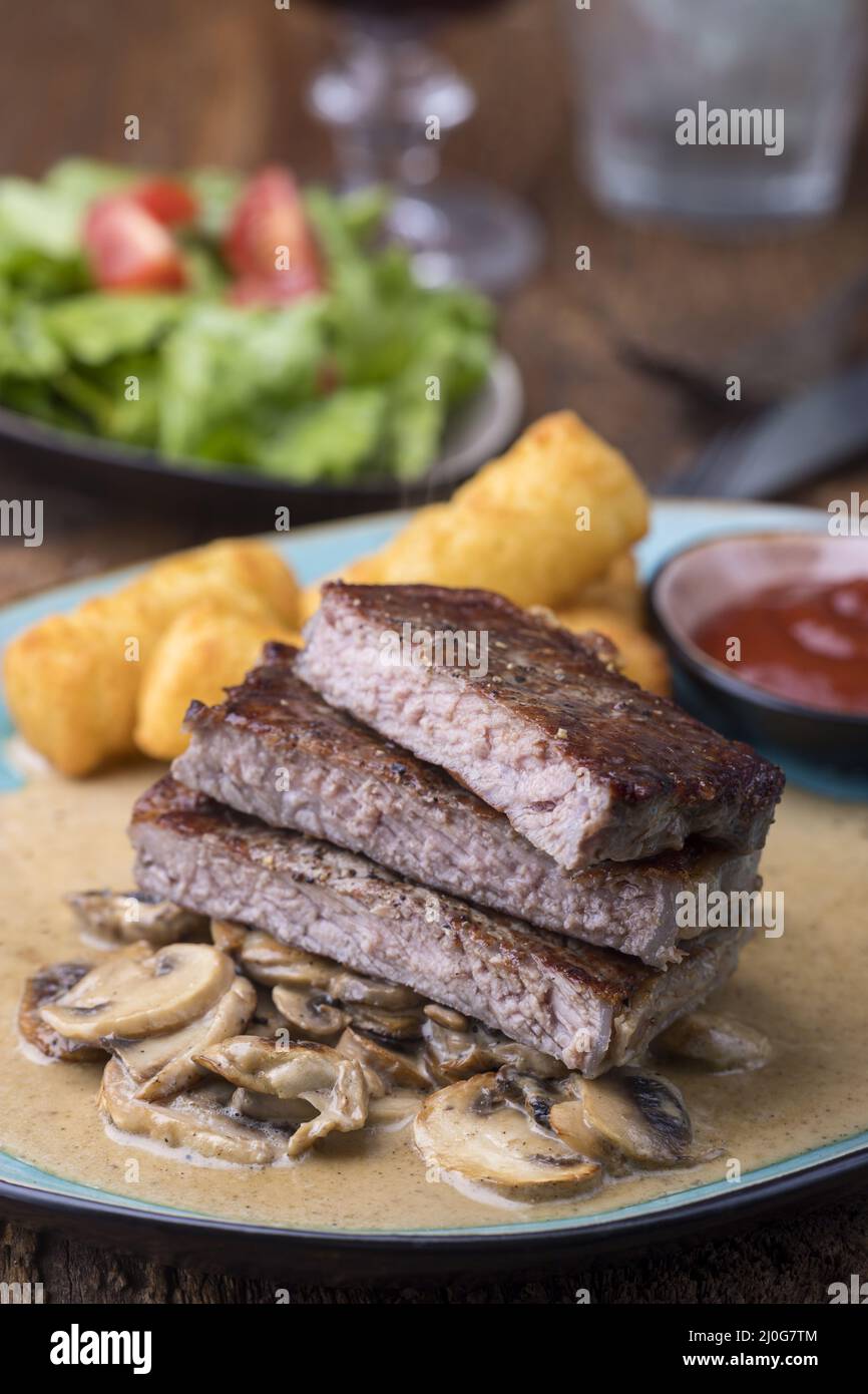 Steak mit Pilzsauce Stockfoto