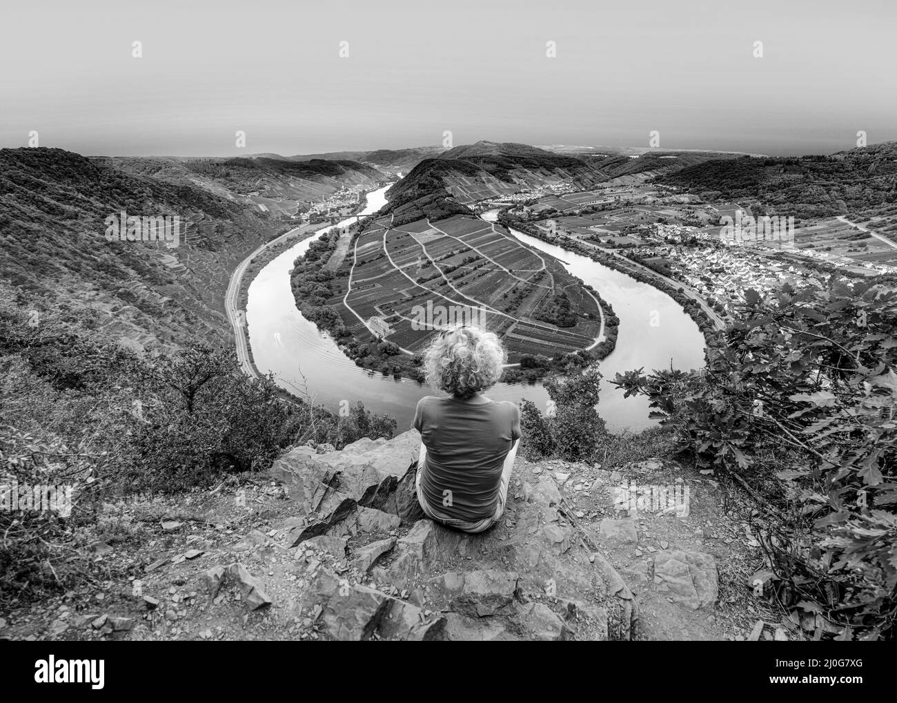 Frau mit Blick auf die malerische moselschleife im Dorf bremm Stockfoto