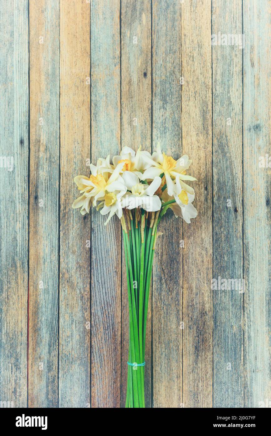 Strauß Narzissen Blumen auf Holz Retro Grunge Hintergrund Nahaufnahme Stockfoto