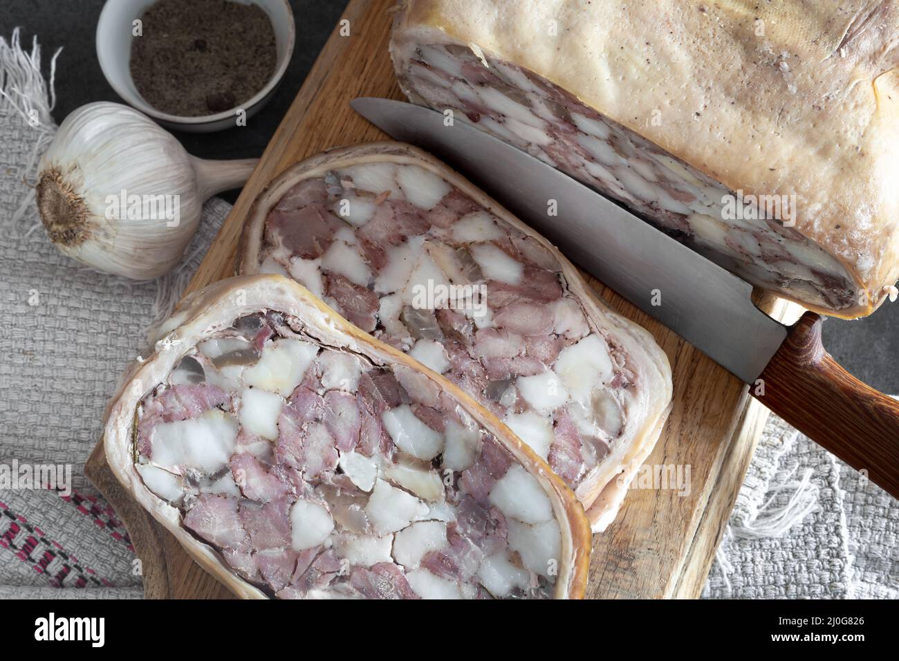 Fleischvorspeise: Schweinebauch gefüllt mit Fleisch und Schmalz. Stockfoto