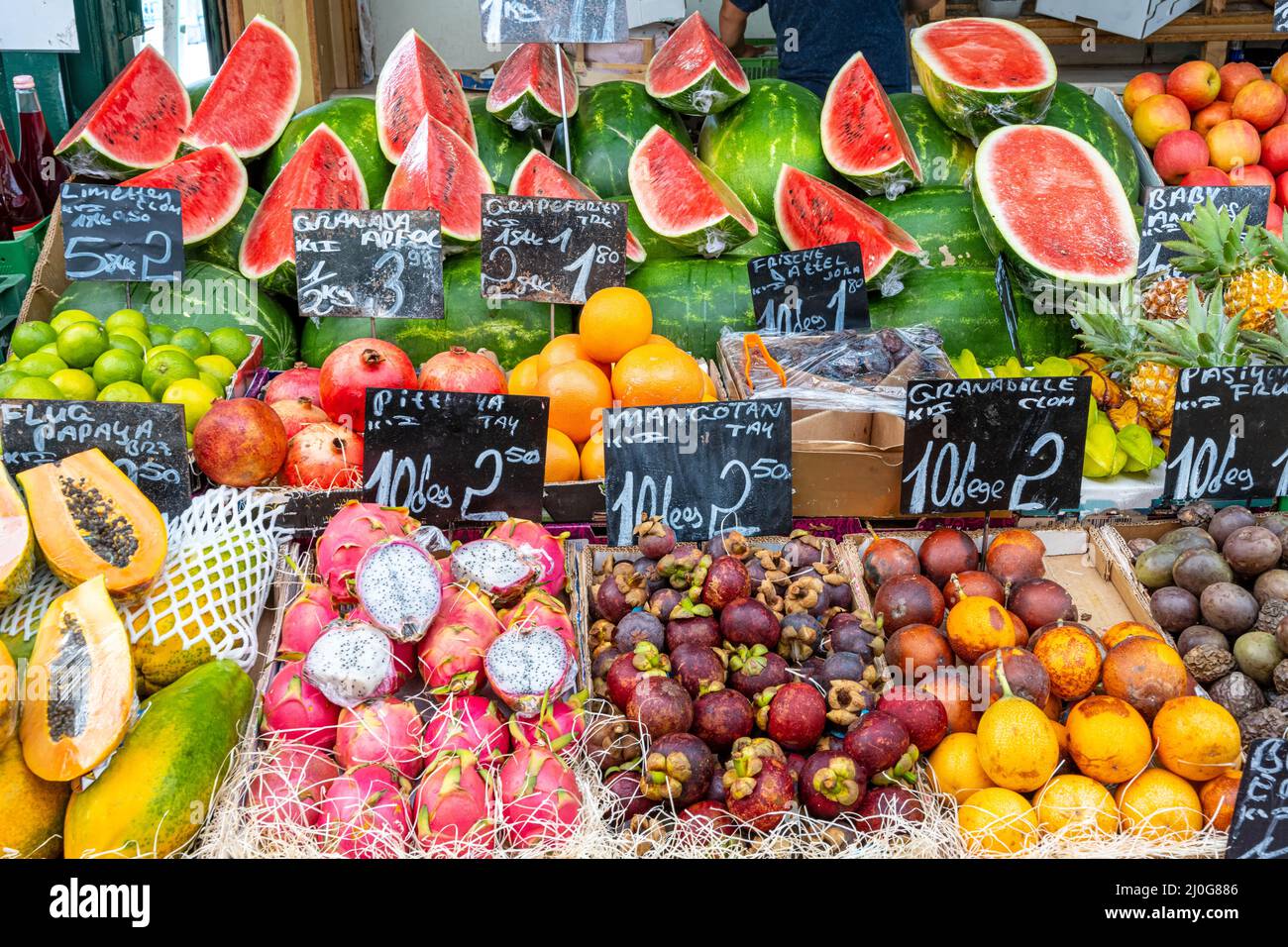 Exotische Früchte zum Verkauf auf einem Markt Stockfoto