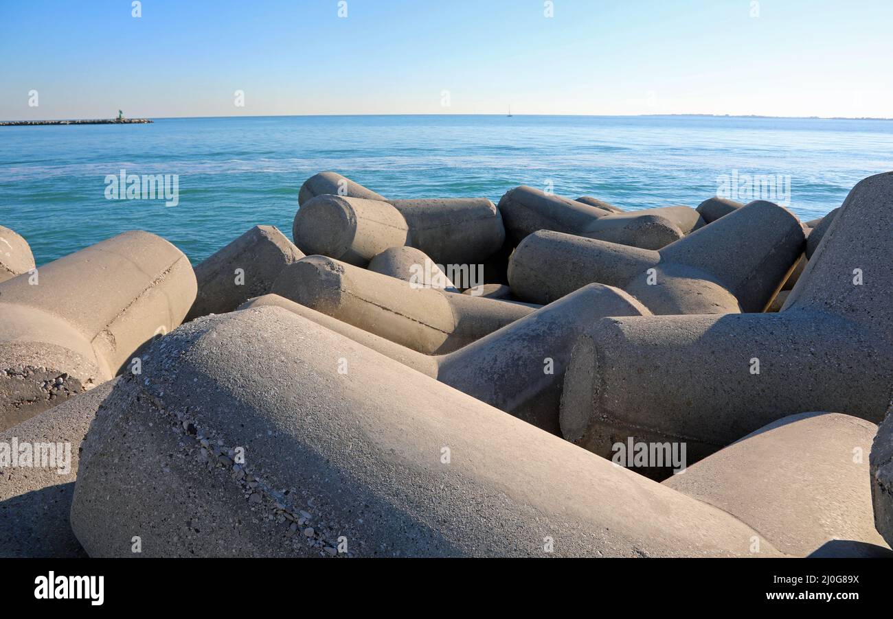 Große Wellenbrecher aus Beton schützen den Strand vor Sturmfluten und dem Meer Stockfoto