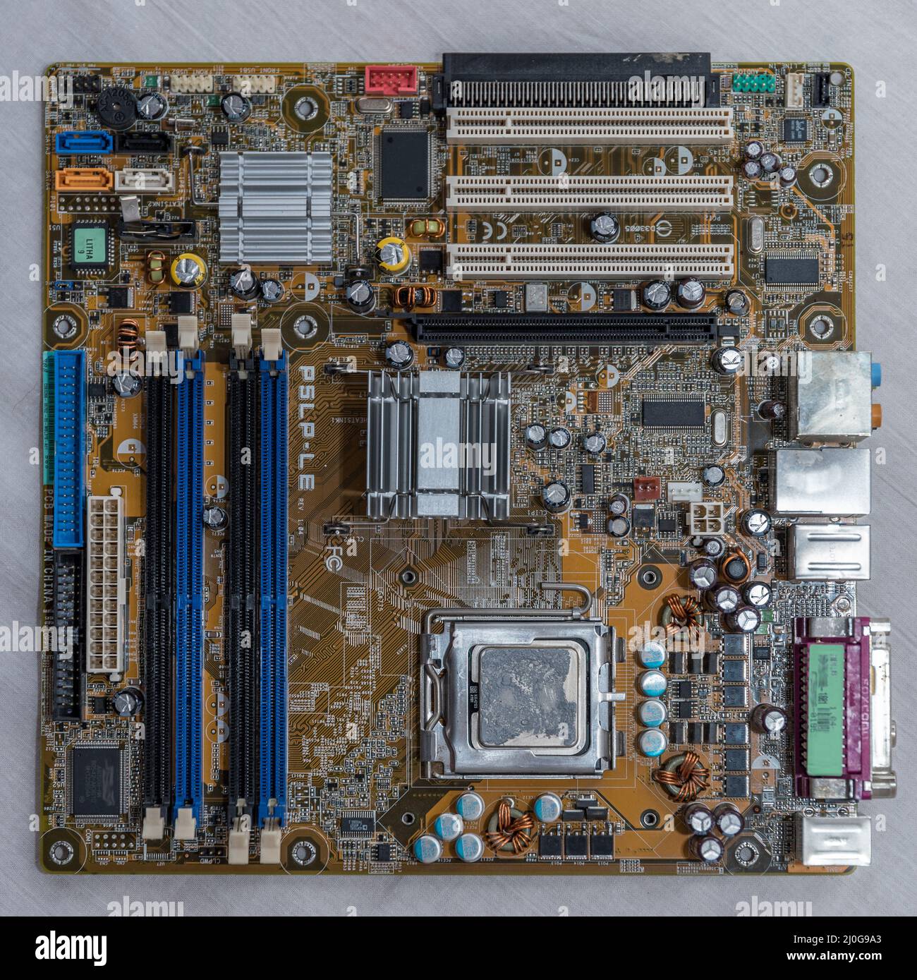 Das Mainboard zeigt Hardwareteile - Computertechnik Stockfoto