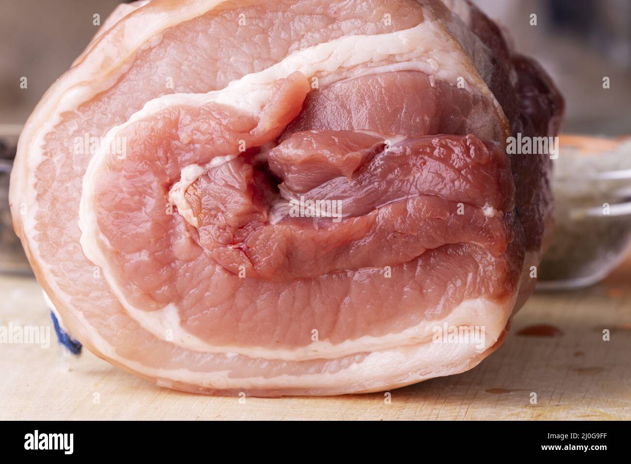 Schweinefleisch auf Schneidebrett gerollt Stockfoto