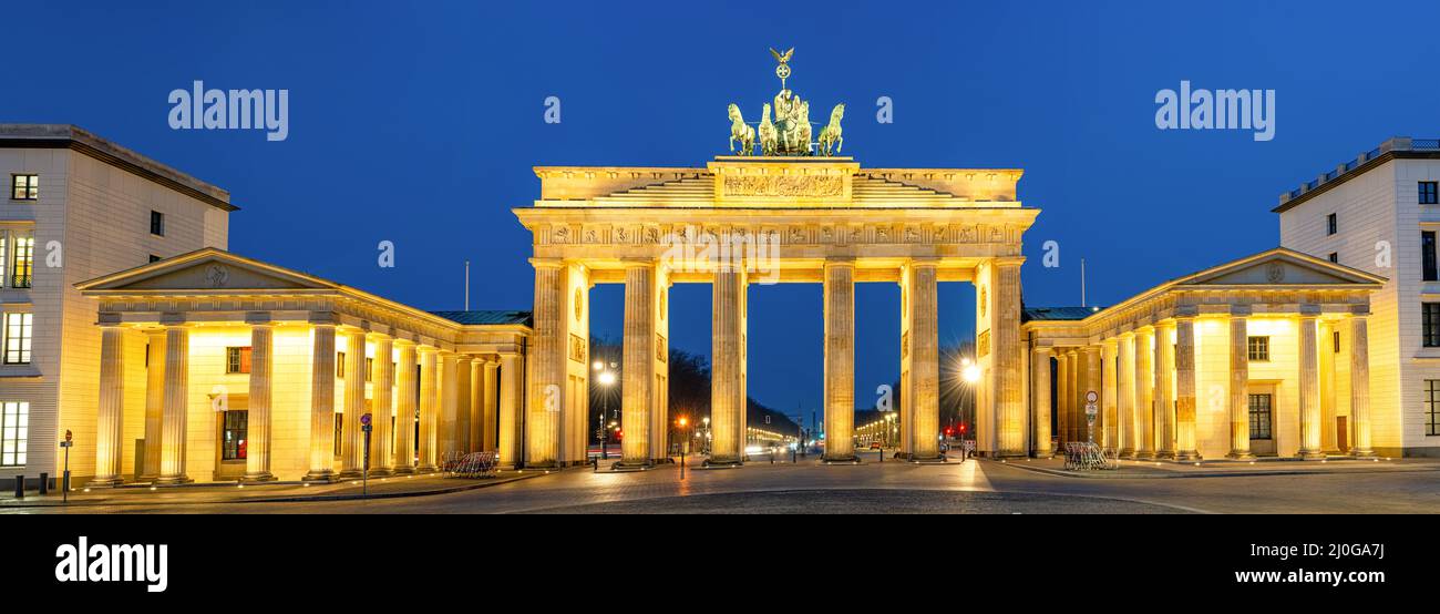 Panorama des berühmten Brandenburger Tors in Berlin bei Nacht Stockfoto