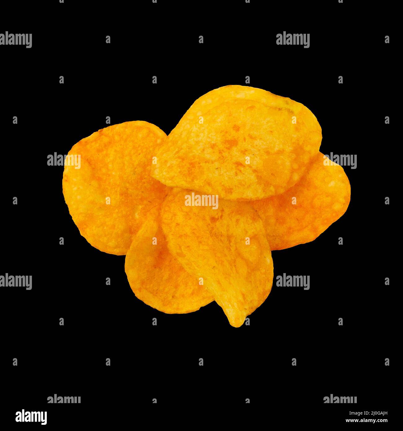 Ein Stapel Kartoffelchips, isoliert auf schwarzem Hintergrund Stockfoto
