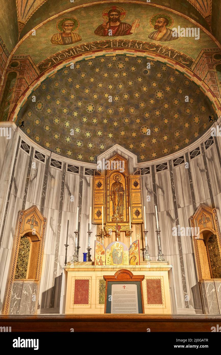 Altar in der katholischen christlichen Kapelle von Saint Paul, Westminster Cathedral, London, England. Stockfoto