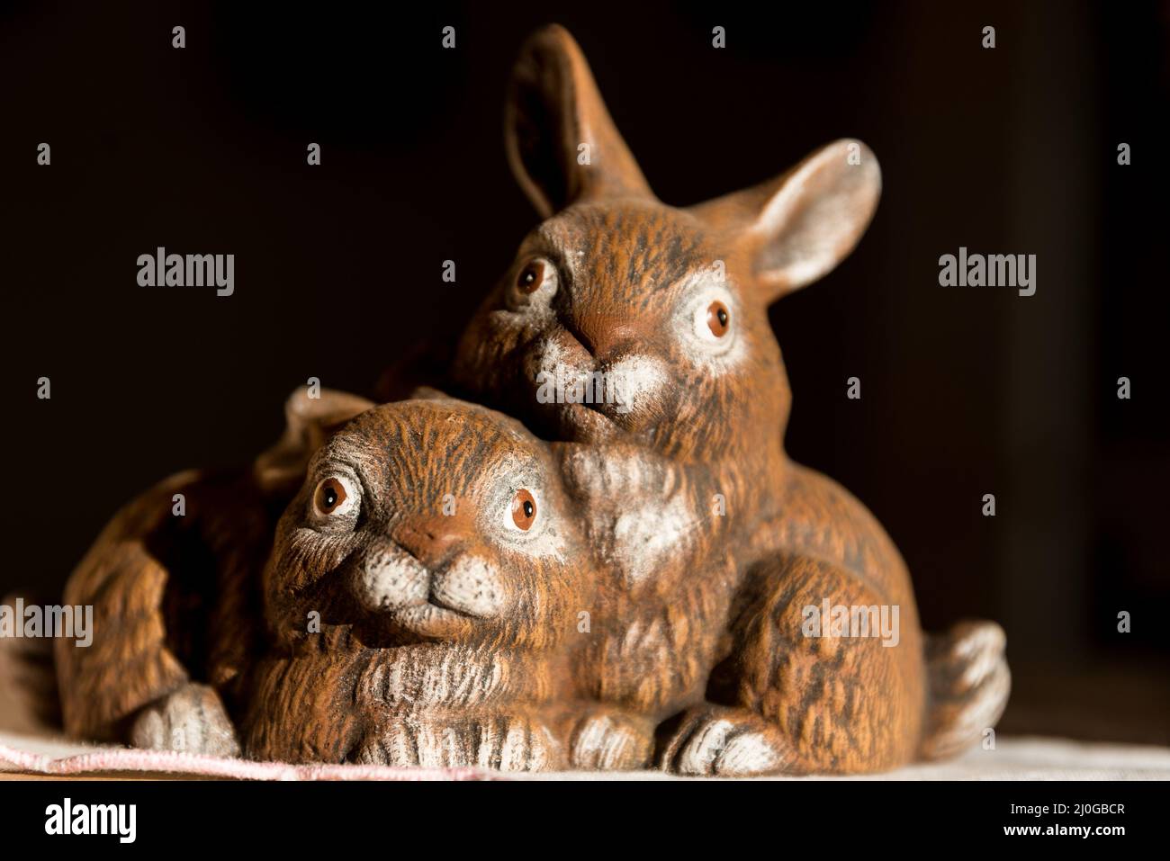 Handbemalte Hasen - Keramik-Osterdekoration Stockfoto