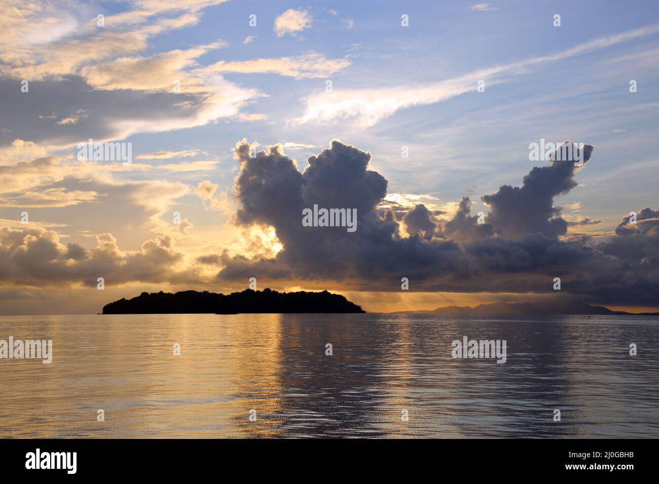 Sonnenaufgang zwischen den Inseln der Nord-Molukken in der Molukken-See Stockfoto