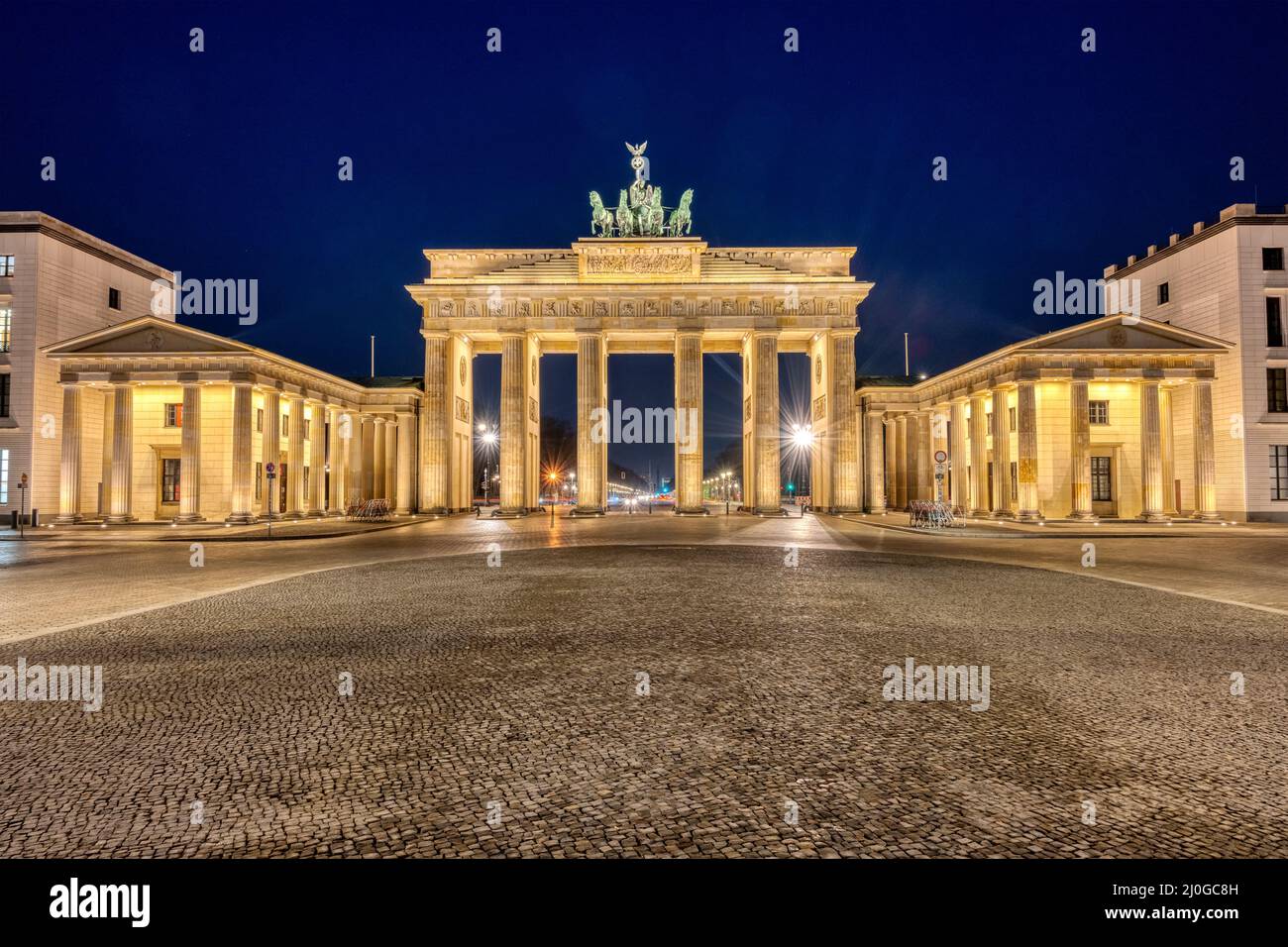 Die beleuchteten Brandenburger Tor in Berlin bei Nacht Stockfoto