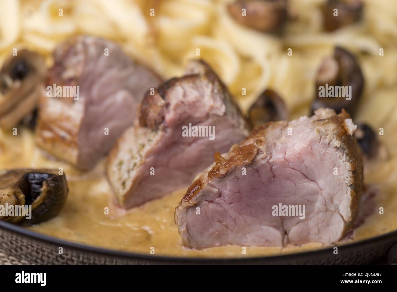 Gebratenes Schweinefilet mit Spätzle Stockfoto