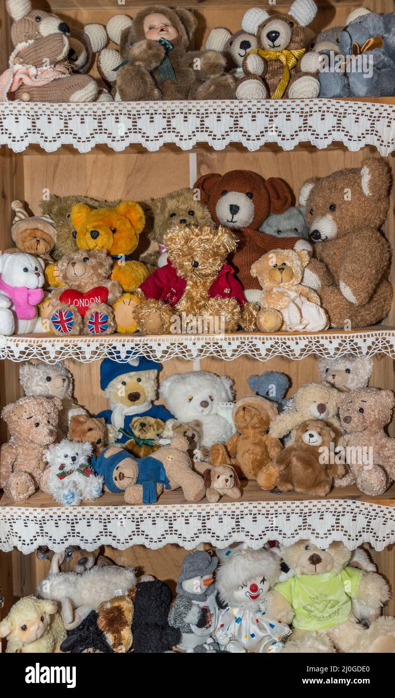 Handgenähte Plüschtiere und Kuscheltiere - Plüschbären und Teddybären Stockfoto