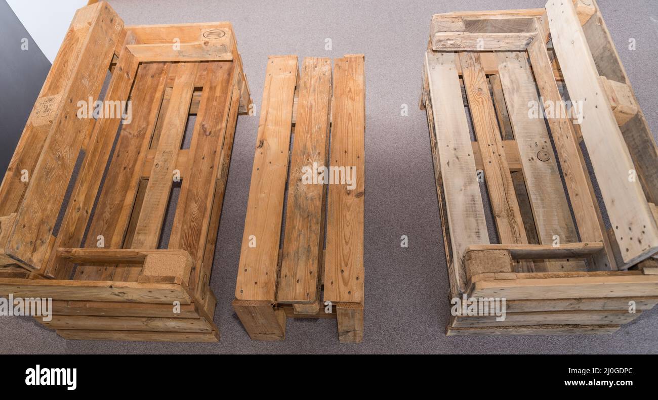 Holzpaletten - Holzbank und Tisch als Gartenmöbel, Upcycling Stockfoto