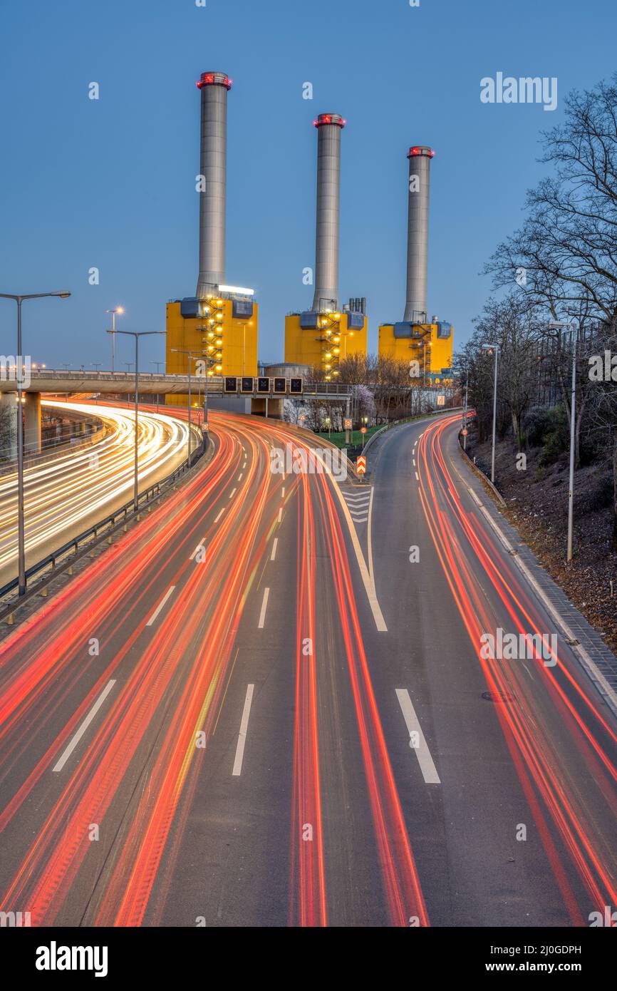 Power Station und Highway in der Morgendämmerung in Berlin gesehen, Deutschland Stockfoto