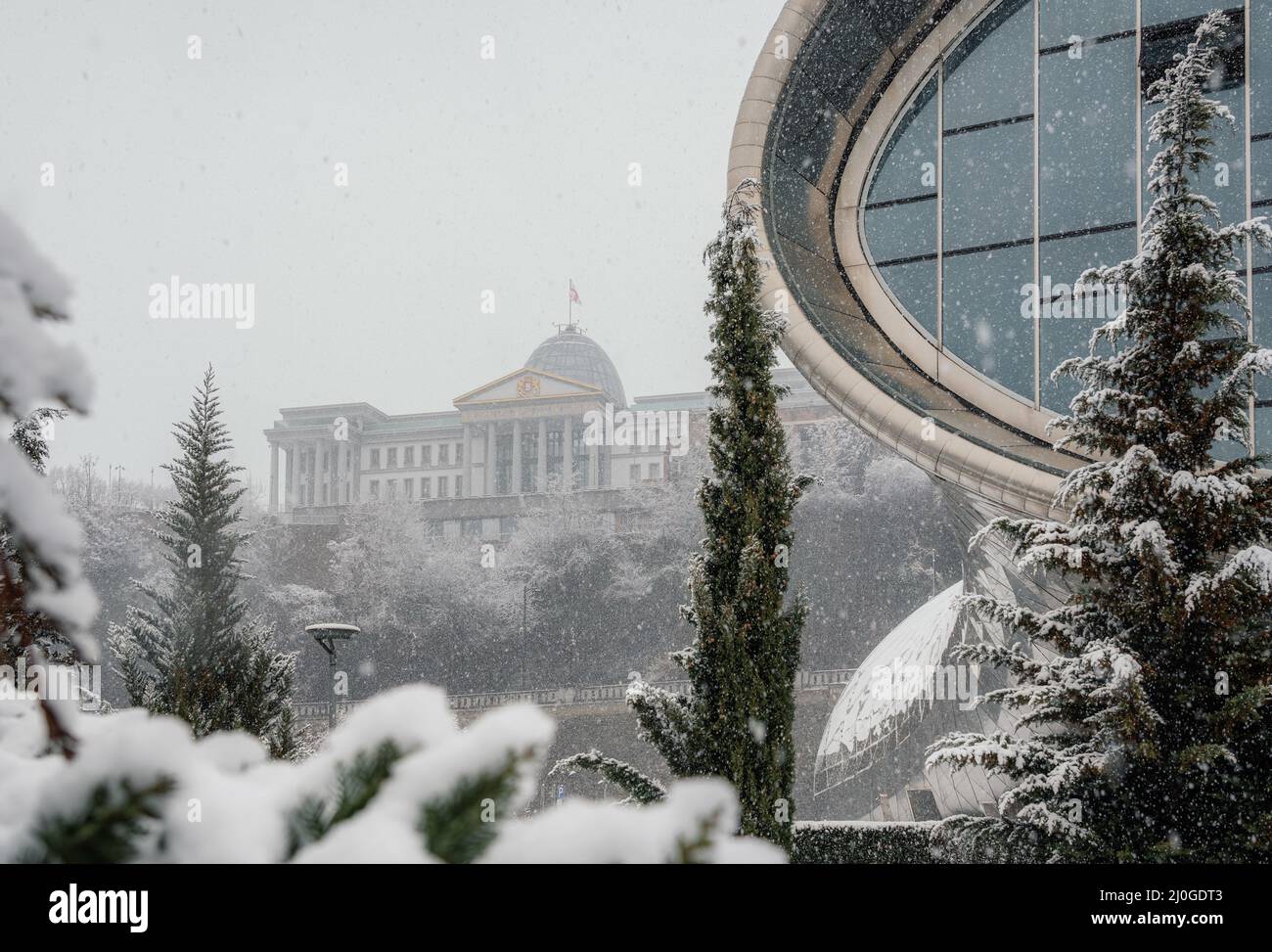 Offizielle Residenz des georgischen Präsidenten in Tiflis mit Schnee bedeckt Stockfoto
