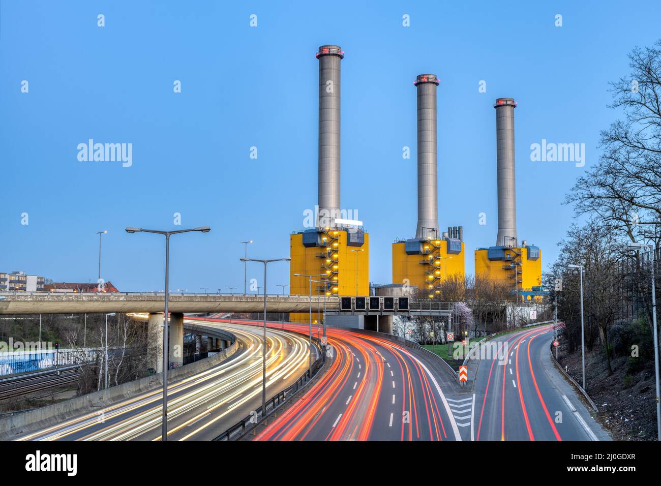 Power Station und Highway in der Morgendämmerung in Berlin gesehen, Deutschland Stockfoto