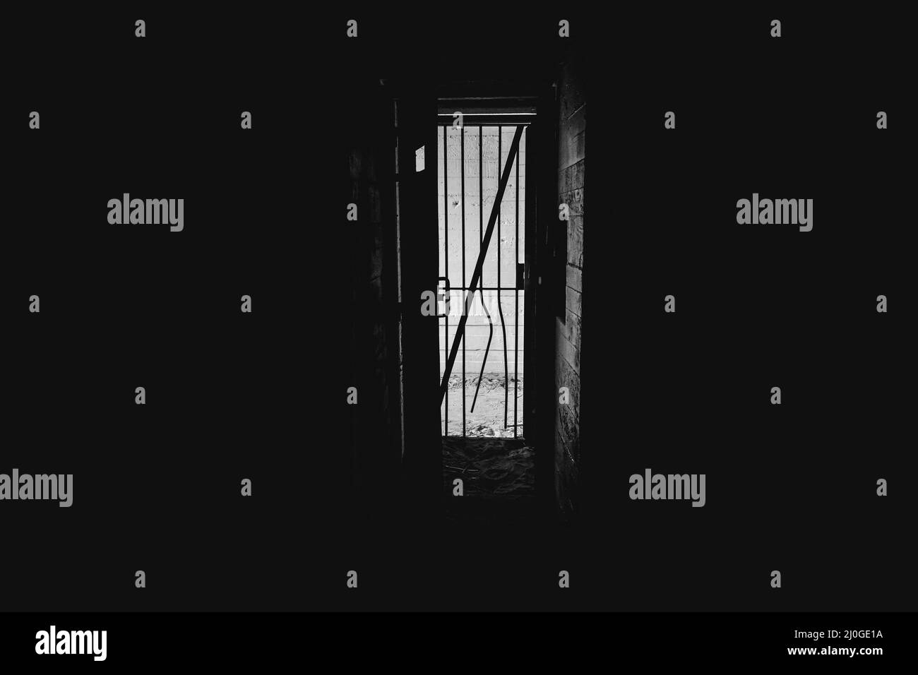 In einem Bunker des Zweiten Weltkriegs - schwarz-weiß - Outdorp in den Niederlanden Stockfoto