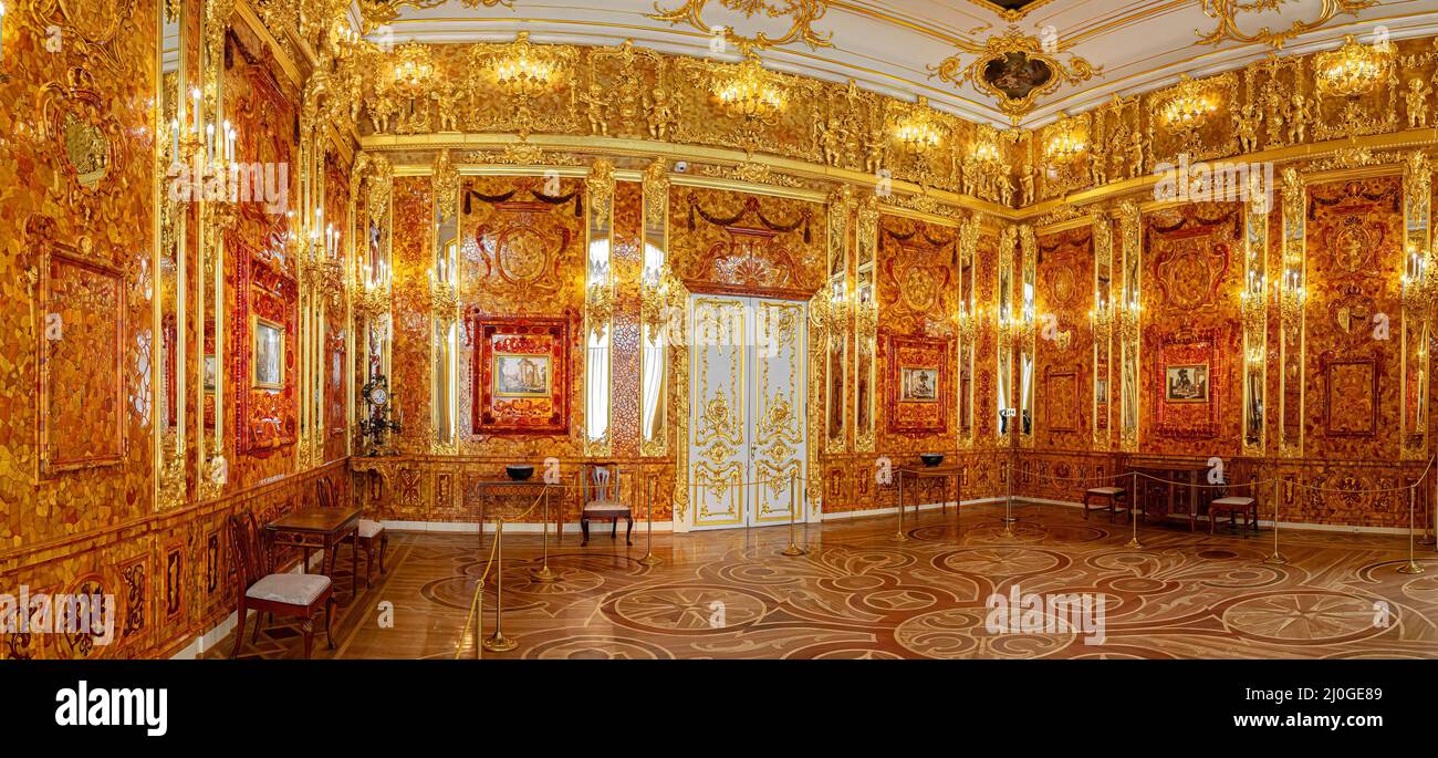 Saint-Petersburg, Russland - März 25 2021: Bernsteinsaal, Katharinenpalast. Der ehemalige kaiserliche Palast. Das Gebäude ist eingelegt Stockfoto