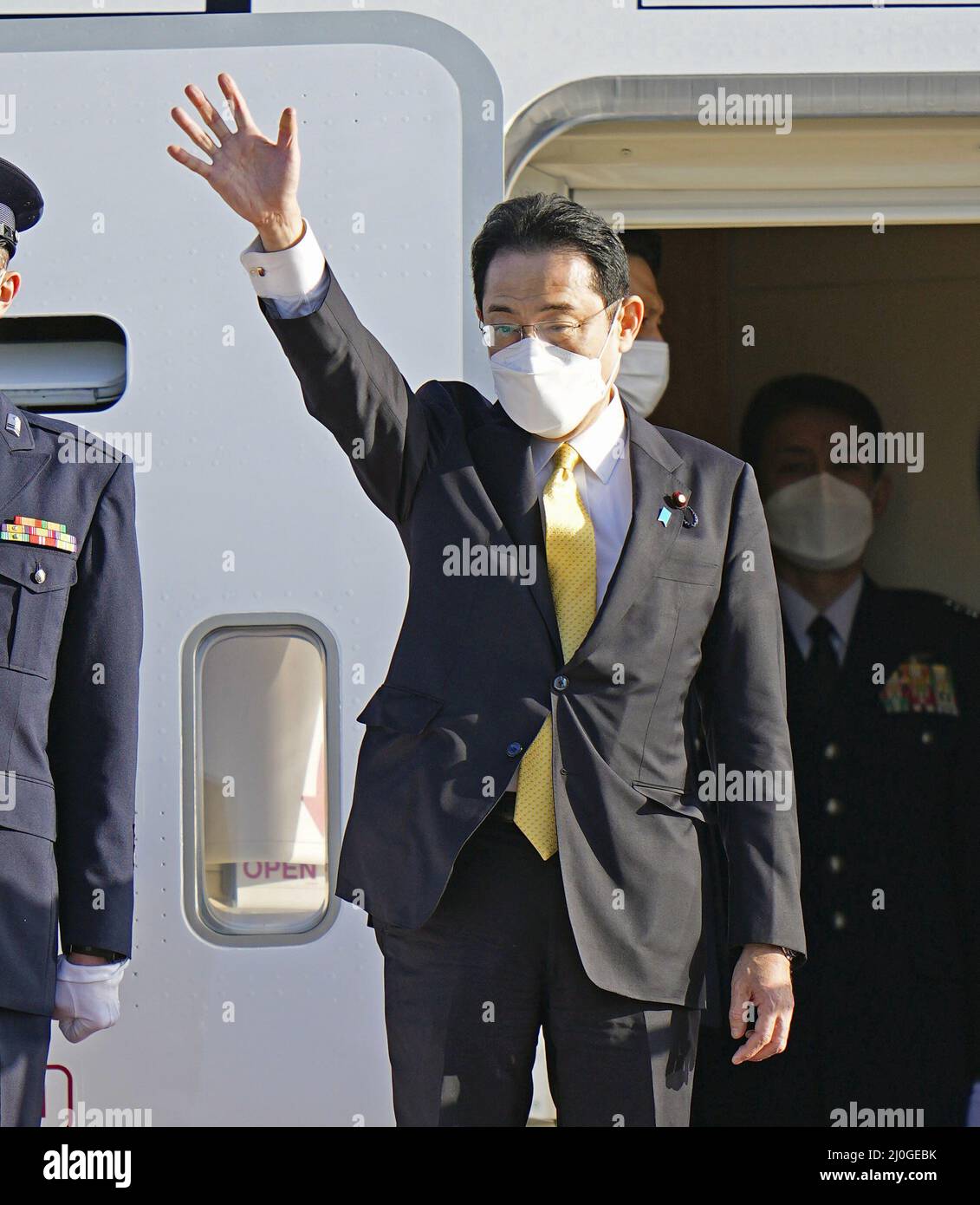 Tokio, Japan. 19. März 2022. Der japanische Premierminister Fumio Kishida winkt am 19. März 2022 auf dem Flughafen Haneda in Tokio, bevor er mit dem Flugzeug nach Indien und Kambodscha fliegt. Kredit: Newscom/Alamy Live Nachrichten Stockfoto