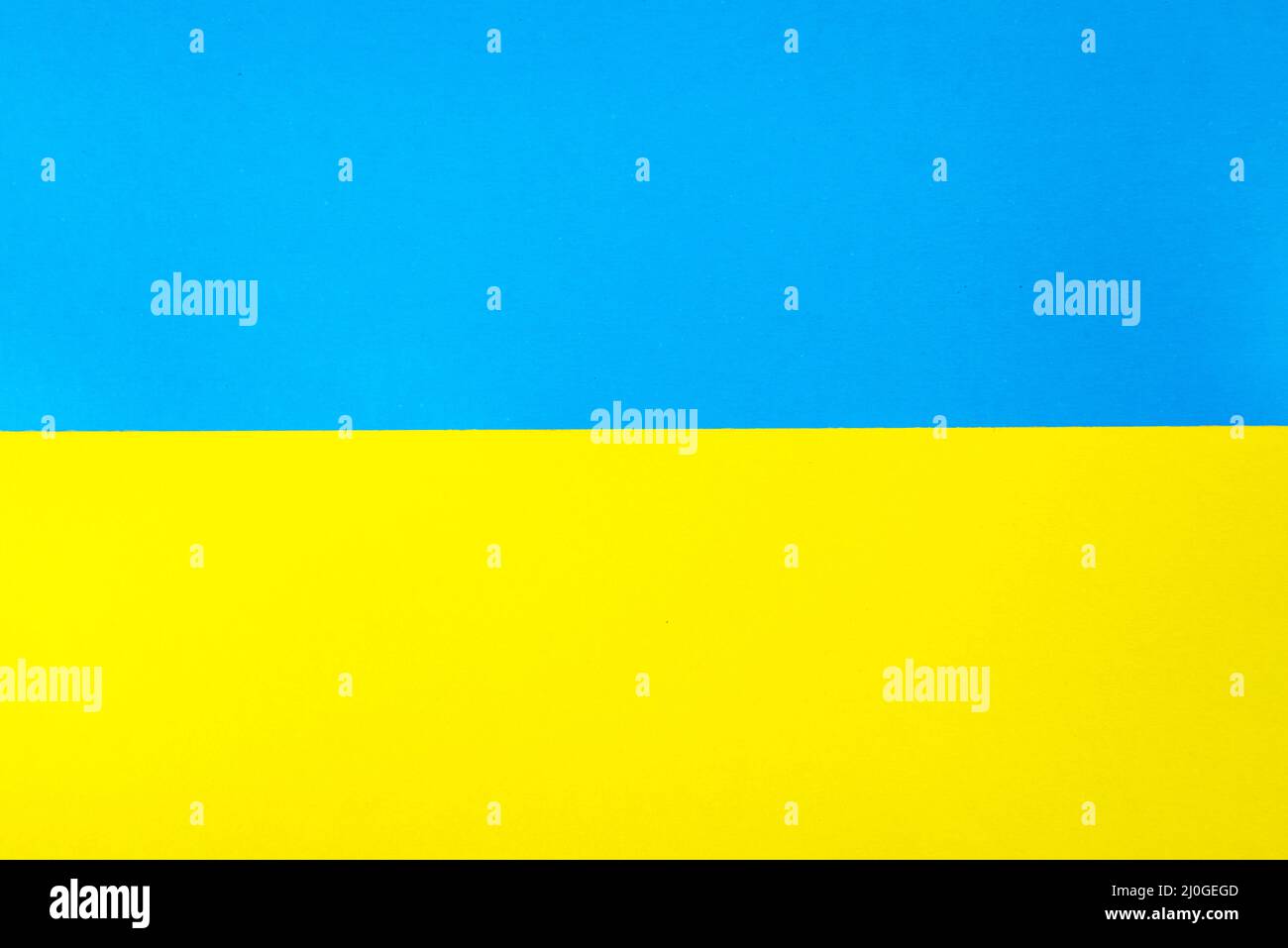 Gelb-blauer Karton (Farben der ukrainischen Flagge) von oben fotografiert Stockfoto