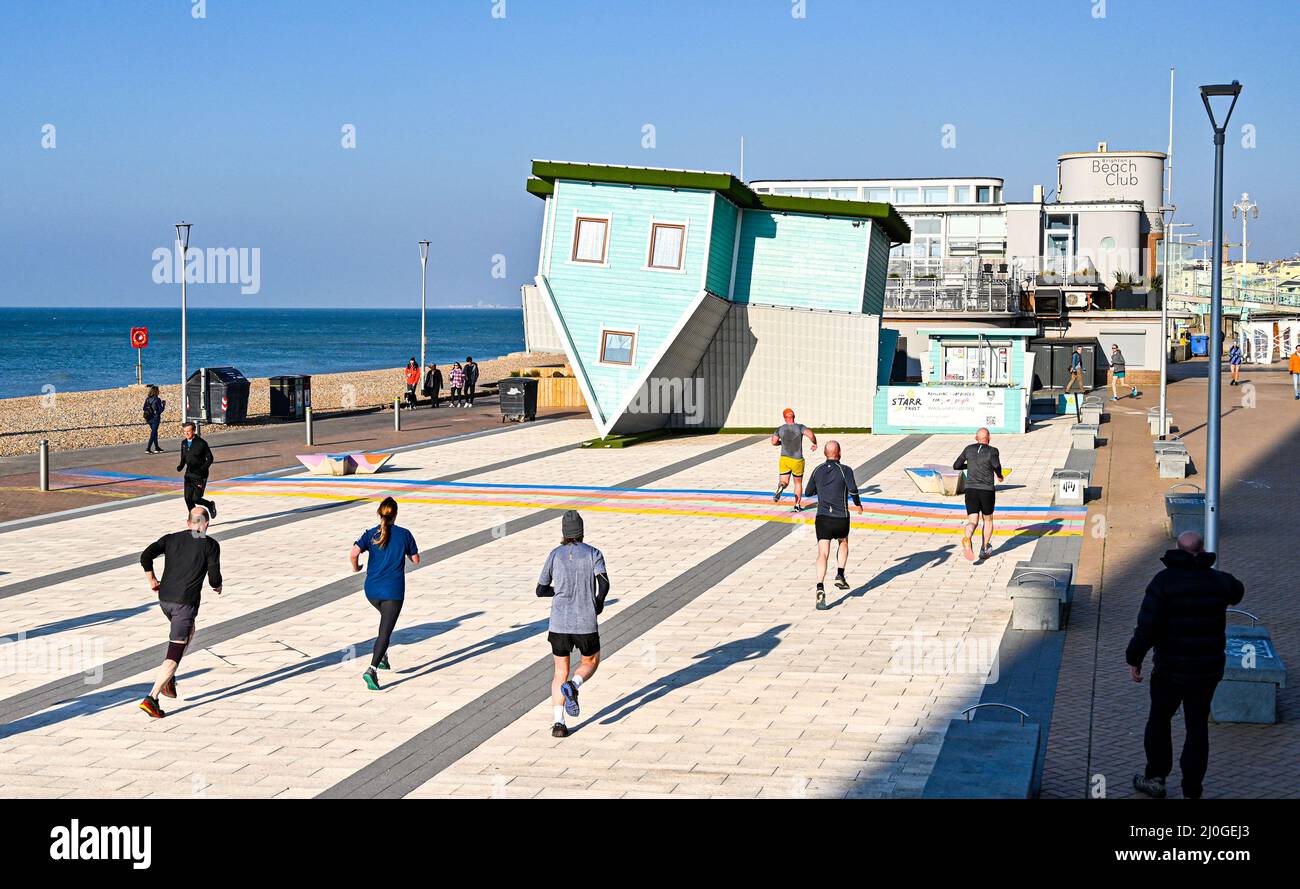 Brighton UK 19. March 2022 - Ein Fitnesskurs geht an der Strandpromenade von Brighton auf Herz und Nieren an dem Tag, der voraussichtlich der bisher wärmste Tag des Jahres sein wird, wobei einige Teile Großbritanniens voraussichtlich den Grad der hohen Teenager erreichen werden: Credit Simon Dack / Alamy Live News Stockfoto