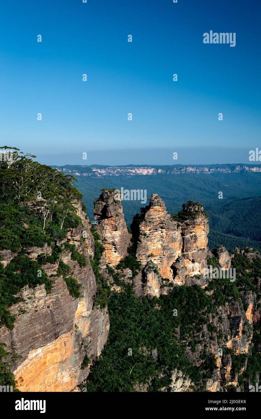 Berühmte Felsformation der Three Sisters oberhalb des Jamison Valley im Blue Mountains National Park. Stockfoto