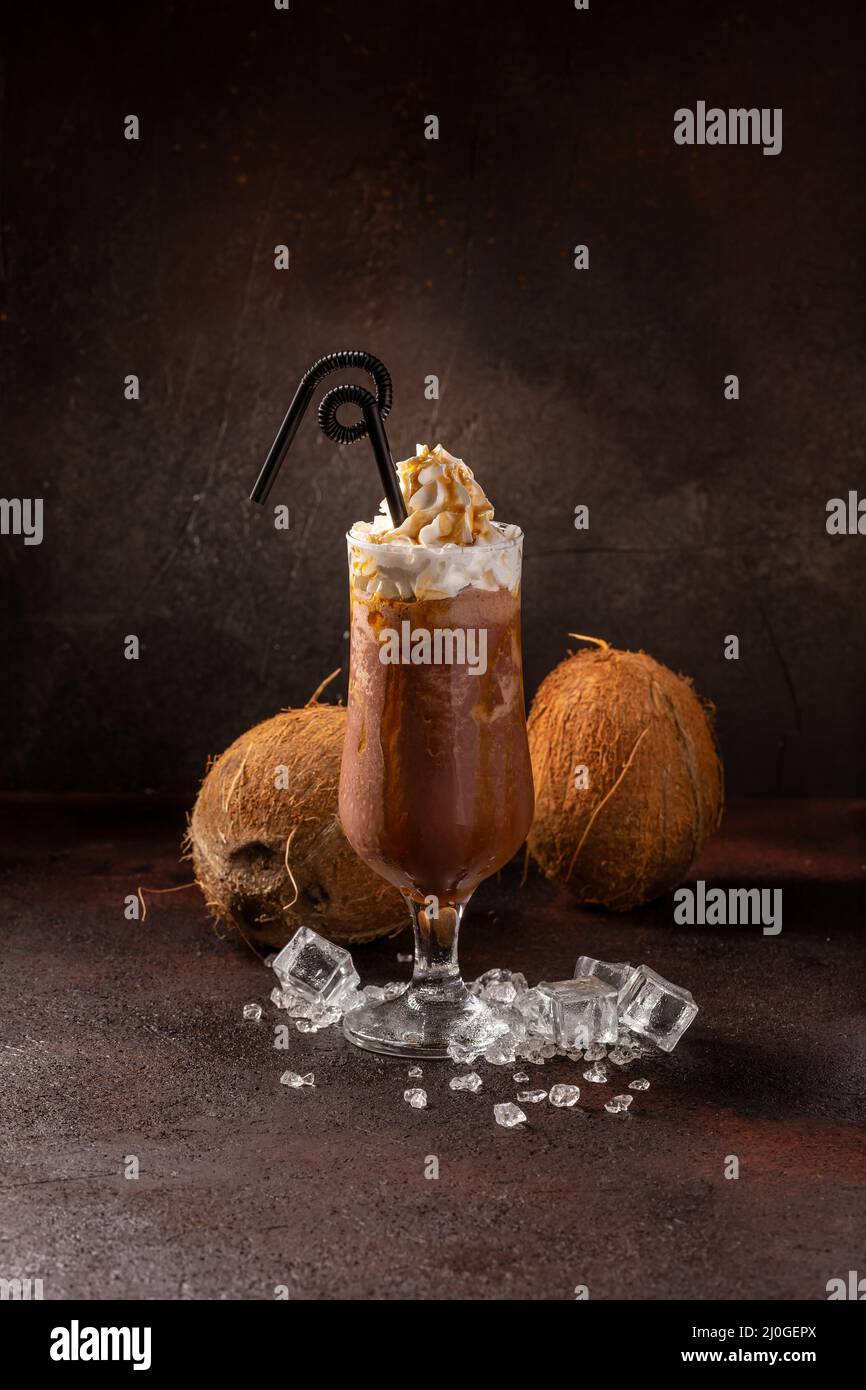 Köstlicher, kalter, erfrischender Eiskaffee in Cocktailglas mit Kokosnuss Stockfoto