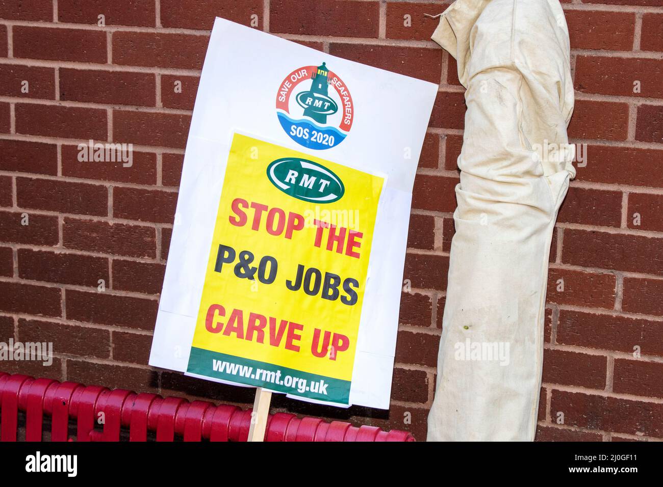 Stop the P&O Jobs Carve-up sign in Blackpool, Lancashire.UK 19. März 2022; Boris Johnson wird zur Frühjahrstagung der Konservativen Partei nach Blackpool Winter Gardens zurückkehren. Die Ankunft der Delegierten für zwei Tage mit Reden und Debatten wird die wichtigste Veranstaltung in dem neuen Komplex seit der Renovierung sein. Anforderungen. Anti-Tory-Demonstranten und Aktivisten versammeln sich an der Strandpromenade mit Fahnen, Gewerkschaftsbannern, Plakaten, Publikationen und handgeschriebenen Schildern, um gegen die Tory-Regierung zu protestieren. Credit MediaWorldImages/AlamyLiveNews Stockfoto