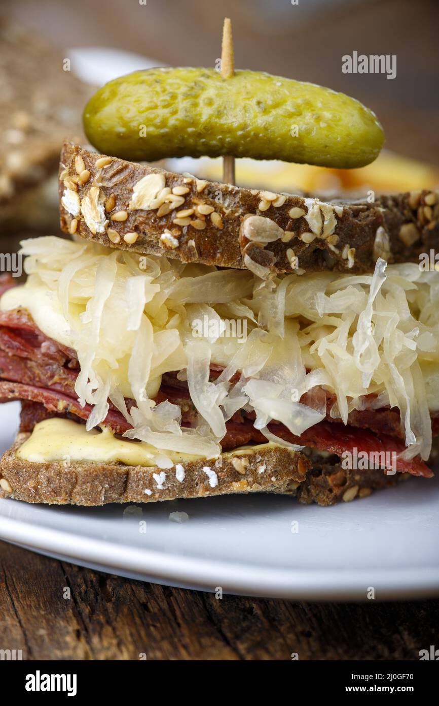 Reuben Sandwich auf rustikalem Holz Stockfoto