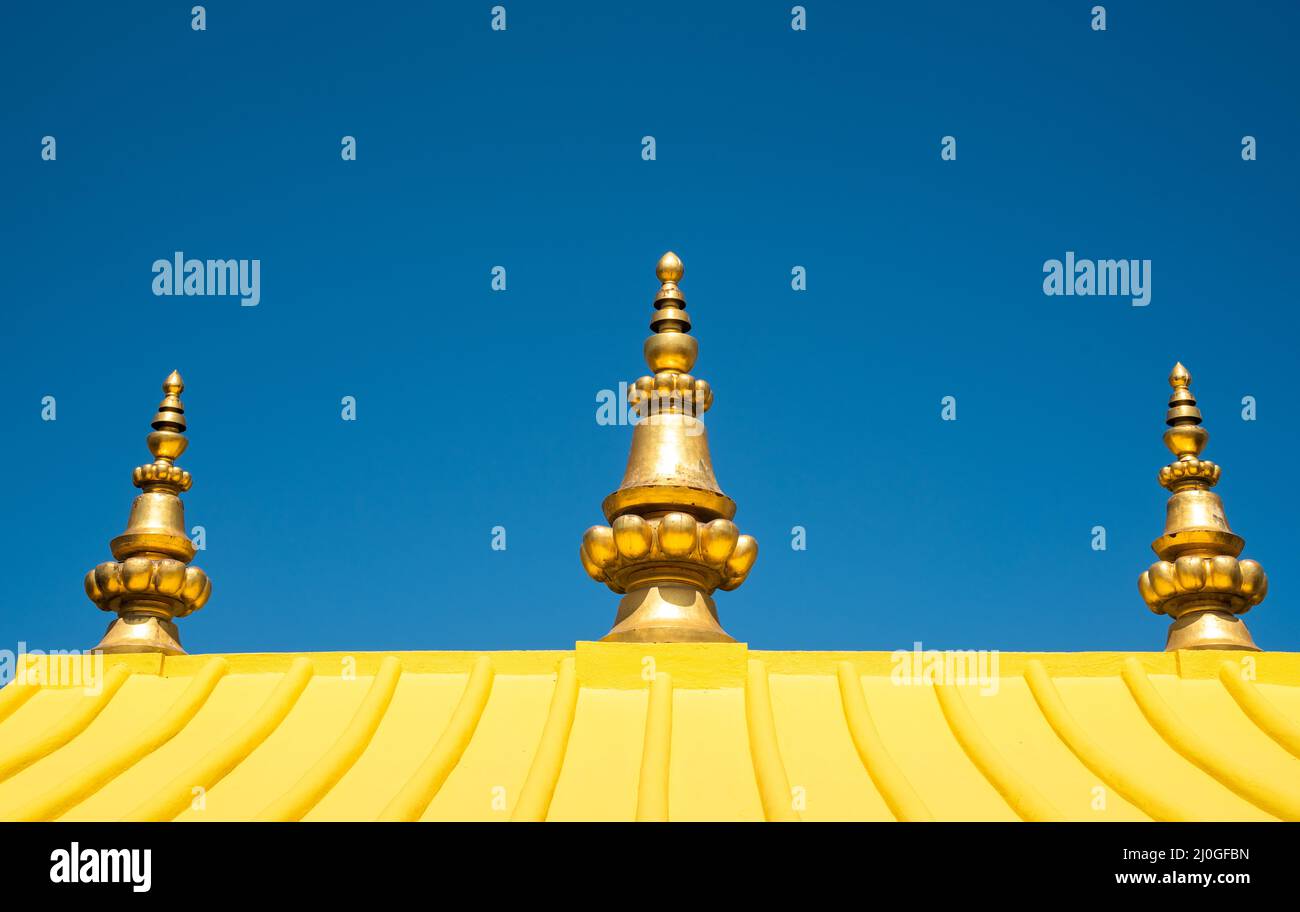 Gelbes Dach eines Hindu-Tempels vor blauem Himmel. Stockfoto