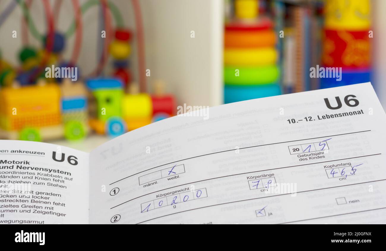 Prüfungsheft für Vorsorgeuntersuchungen für Kleinkinder in Deutschland Stockfoto